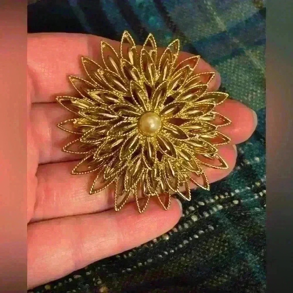 Vintage gold tone faux pearl geometric flower brooch - Picture 4 of 4